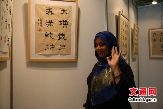 書法班學(xué)員在自己的作品前