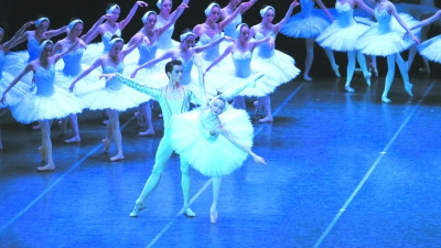 2015年12月25日西方傳統(tǒng)圣誕節(jié)當(dāng)日在阿姆斯特丹演出現(xiàn)場(chǎng)。主演:吳虎生和范曉楓