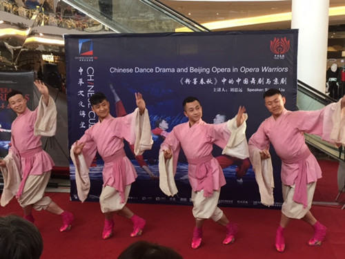 演員現(xiàn)場展示蹺功。(加拿大《環(huán)球華報》)