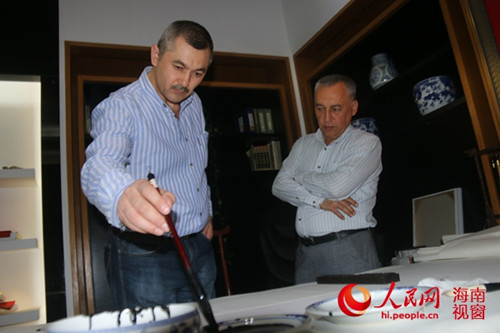 烏茲別克斯坦對外友好協(xié)會副主席伊山霍扎耶夫用毛筆書寫書法作品