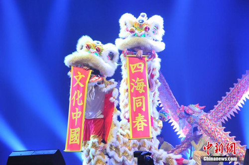 圖為當(dāng)?shù)爻r族人表演的舞龍舞獅。