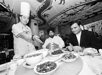 圖為外國(guó)人品嘗中餐