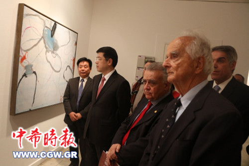 中外賓客在參觀展覽。(希臘《中希時報》)