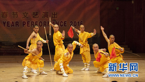 河南省藝術(shù)團的演員們在表演少林功夫秀。(吳波