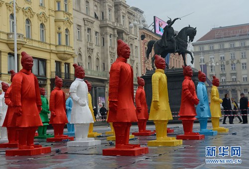 新春臨近,兵馬俑造型彩燈展開始在克羅地亞首都薩格勒布市中心廣場布展。(米紹·利沙寧