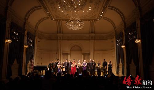 演出結(jié)束后全體音樂家上臺答謝觀眾。(美國《僑報》/范子嵐