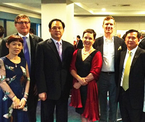 趙總領(lǐng)事與昆士蘭交響樂團(tuán)首席執(zhí)行官等合影