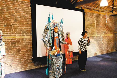 沈鐵梅在倫敦博物館講解川劇行當