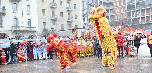 舞獅活動(dòng)現(xiàn)場(chǎng)。(法國(guó)《歐洲時(shí)報(bào)》意大利版)