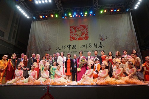 四海同春走近北愛爾蘭晚會(huì)結(jié)束演員和嘉賓們合影。(《歐洲時(shí)報(bào)》/高洋