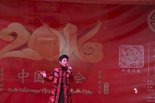 董文華演唱在“四海同春”馬德里站的露天舞臺(tái)上。(法國(guó)《歐洲時(shí)報(bào)》/孔帆