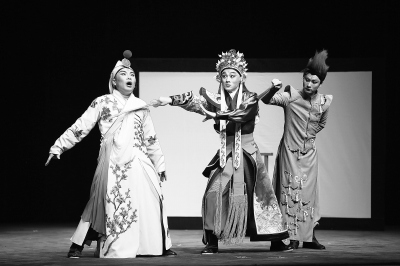 京劇《浮士德》劇照,左一為浮士德,右一為魔非