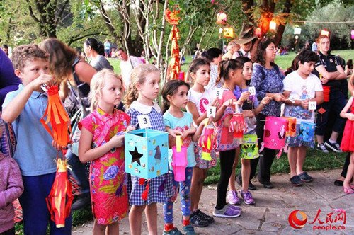 堪培拉市民們展示自己手工制作燈籠。(鮑捷