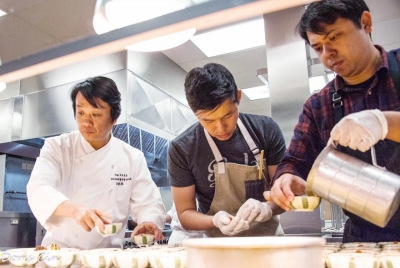 周曉燕大師在海外現(xiàn)場展示淮揚菜技藝