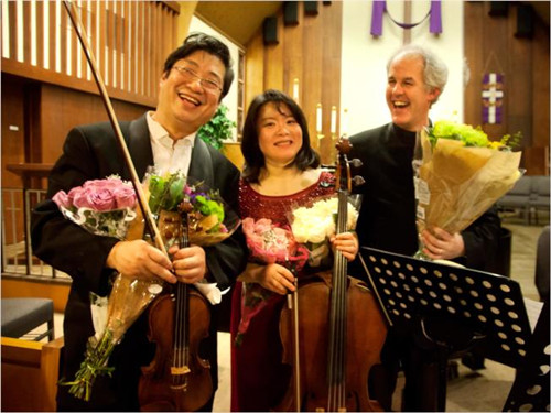 周曉甫(左)與倪海葉(中)、吉勞德(右)在音樂會上謝幕(美國《世界日報》)