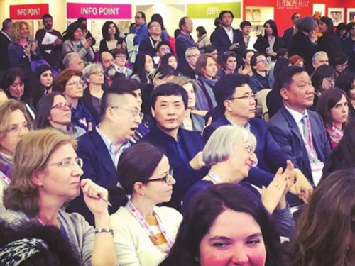 在第53屆博洛尼亞國際童書展上的中國作家曹文軒(譚曉丹