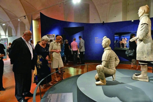 捷克觀眾參觀“華夏瑰寶展”
