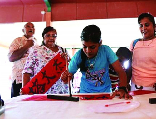 斐濟(jì)民眾學(xué)習(xí)書(shū)寫(xiě)漢字