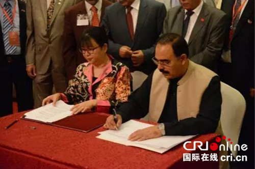 耿凈理事長和中巴經(jīng)濟(jì)走廊委員會主席塔爾哈·馬哈茂德簽署諒解備忘錄