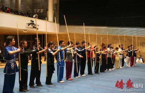 比賽現(xiàn)場(chǎng)的選手們列隊(duì)接受評(píng)委檢視(美國《僑報(bào)》/管黎明