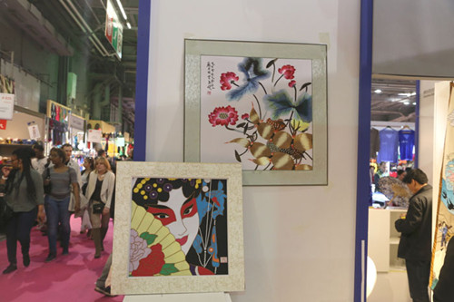 富有特色的作品吸引了眾多參觀者的目光(法國《歐洲時報》/孔帆