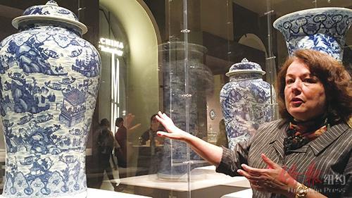 李丹麗在介紹繪有西湖圖案的青花大瓷瓶。