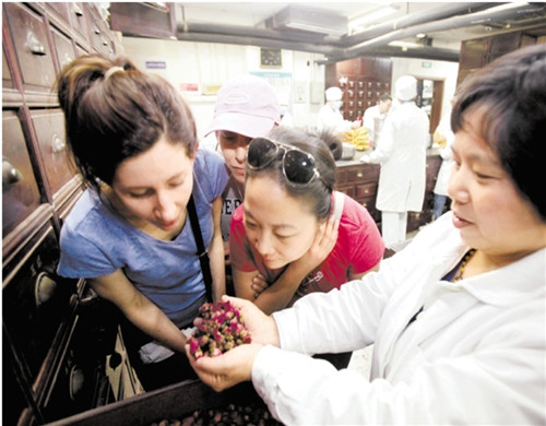 美國(guó)整脊療法學(xué)院27位學(xué)生在浙江省中醫(yī)院中藥房,了解中藥飲片的加工炮制及中藥材功效(于偉