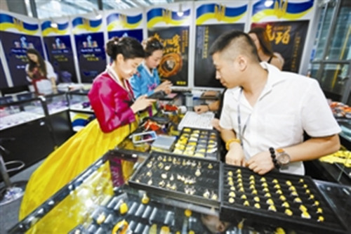 在“一帶一路”展館內(nèi),來自烏克蘭的手工藝品吸引眾多市民選購(gòu)(陸穎