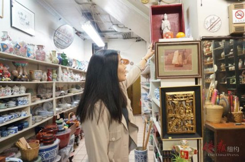 林美虹介紹永安和內(nèi)陳列物品(美國《僑報》/陳辰