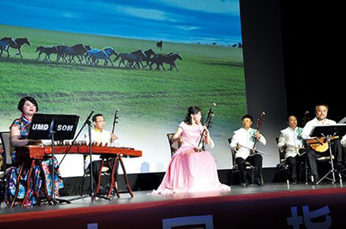 藝術(shù)家們和華盛頓中國民族樂團(tuán)二胡演奏者們的合作曲目《戰(zhàn)馬奔騰》(美國《僑報》/何心怡