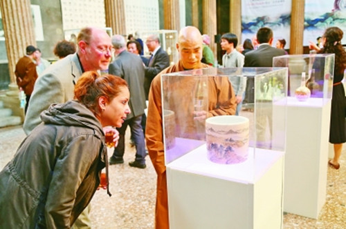 觀眾在欣賞“陶瓷微書(shū)”(王懷成