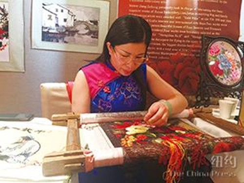 長沙市非物質(zhì)文化遺產(chǎn)保護(hù)協(xié)會(huì)會(huì)長江再紅現(xiàn)場表演湘繡(美國《僑報(bào)》/宋旸