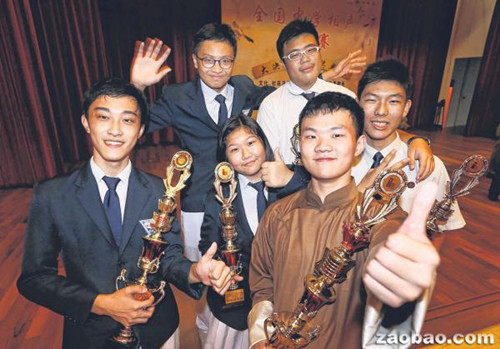 第31屆“全國中學(xué)相聲表演賽”的三支優(yōu)勝隊伍(新加坡《聯(lián)合早報》/周柏榮