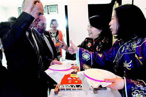 懷馬卡里里區(qū)區(qū)長(zhǎng)大衛(wèi)·艾爾斯學(xué)習(xí)漢秀(別鳴