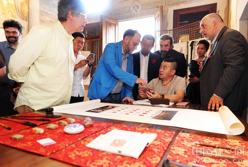 來自國內(nèi)的著名篆刻藝術(shù)家雪泥先生現(xiàn)場進(jìn)行雕刻和講解