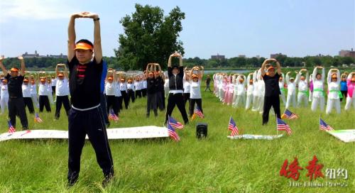 陳思坦帶領百余名華裔民眾齊練八段錦(美國《僑報》/宋旸