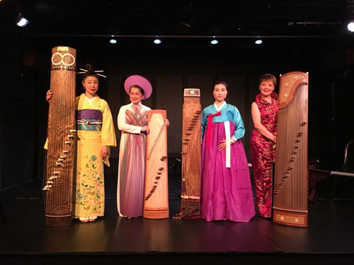 四名演奏家展示風(fēng)格各異的古箏。(法國(guó)《歐洲時(shí)報(bào)》/張瑞雪