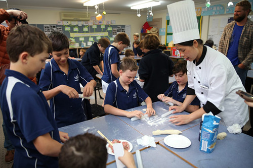 授課教師教授點(diǎn)心制作過程