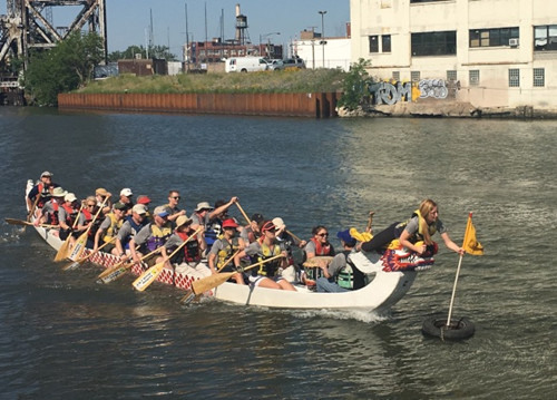 芝加哥華埠龍舟賽25日在譚繼平公園熱鬧登場(chǎng),參賽隊(duì)伍正準(zhǔn)備奪標(biāo)。(美國(guó)《世界日?qǐng)?bào)》/黃惠玲