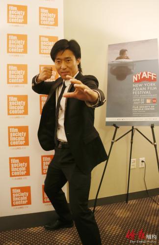岳松在紐約亞洲電影節(jié)的林肯中心放映現(xiàn)場(chǎng)接受采訪。(美國(guó)《僑報(bào)》/管黎明