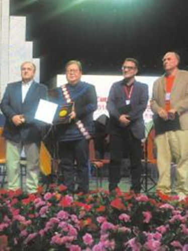 吉狄馬加(左二)上臺領取2016年度歐洲詩歌與藝術“荷馬獎”。(張杰