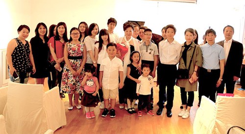 周勤齡(前右5)與參加演出的孩子們及家長(zhǎng)。(法國(guó)《歐洲時(shí)報(bào)》/孔帆