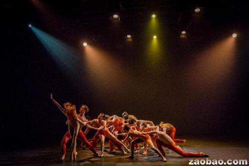 馬聰?shù)摹队爸吘墶房袋c是大部頭的群舞。(新加坡《聯(lián)合早報》)