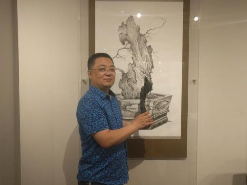 水墨畫家如一和參展雅石。(美國(guó)《僑報(bào)》/張苗