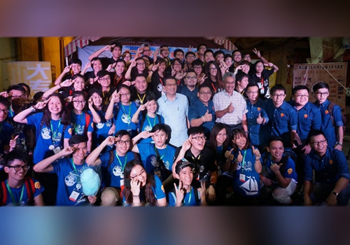 廖中萊(中)參與230位大專青營員在文化街呈現(xiàn)的節(jié)目。(馬來西亞《星洲日報》)