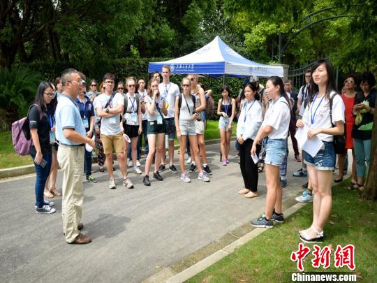 圖為上海交通大學藥學院英文版《中醫(yī)藥與中華傳統(tǒng)文化》慕課(MOOC)課程的線下部分。(中國新聞網(wǎng))