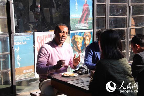 南非觀眾在影院外與中國(guó)朋友交流。(張潔嫻