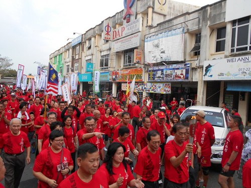 馬來西亞華人文化節(jié)火炬行雪邦站陣容浩大(馬來西亞《南洋商報(bào)》)