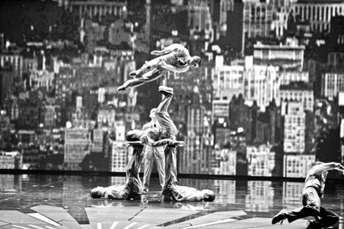 山東雜技團演員在奧斯卡頒獎禮上表演《蹬人》。