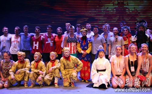 京劇《大鬧天宮》讓國外名校賽艇選手領略中國國粹魅力